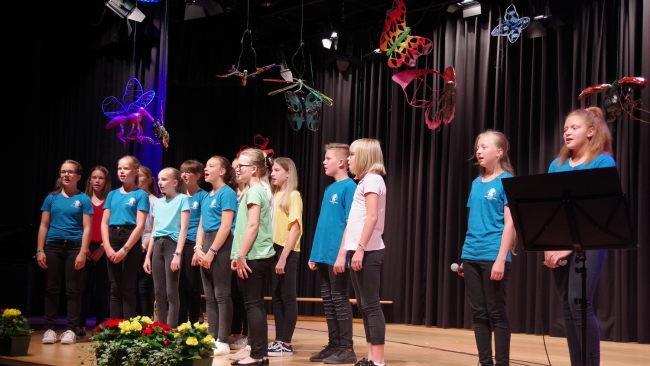 Der Unterstufenchor pr&auml;sentierte Herzschmerz-Lieder, teilweise verst&auml;rkt von Agnes Kauffer auf der Geige. Foto: Heike Sch&uuml;lein