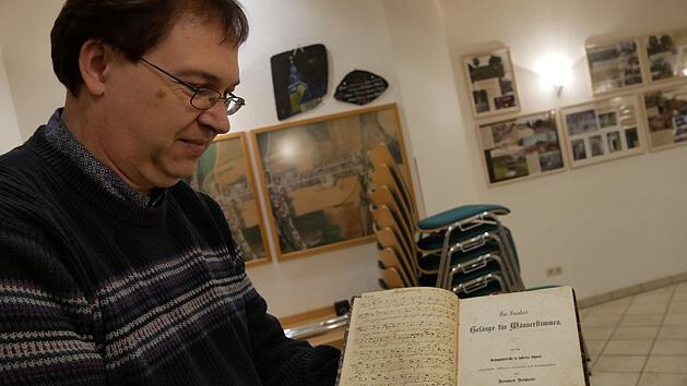 "Volksgesang Chor" - das Liederbuch f&uuml;r "Ges&auml;nge f&uuml;r  M&auml;nnerstimmen" zeigt Liederkranz-Vorsitzender Volker Leicht.Manja von Nida