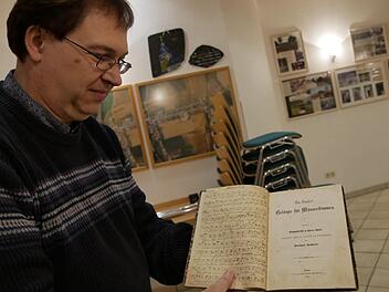 "Volksgesang Chor" - das Liederbuch für "Gesänge für  Männerstimmen" zeigt Liederkranz-Vorsitzender Volker Leicht.Manja von Nida
