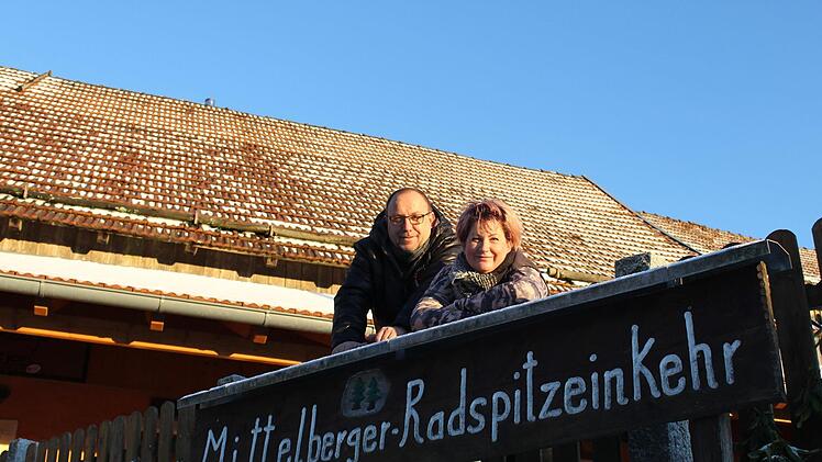 Udo Pöhlmann und Bettina Vahland haben zum Jahreswechsel die Mittelberger Radspitzeinkehr übernommen. Die neue Beschilderung fehlt noch - fortan wird die kleine Gaststube mit Biergarten "Radspitz-Stubn" heißen.  Foto: Anna-Lena Deuerling
