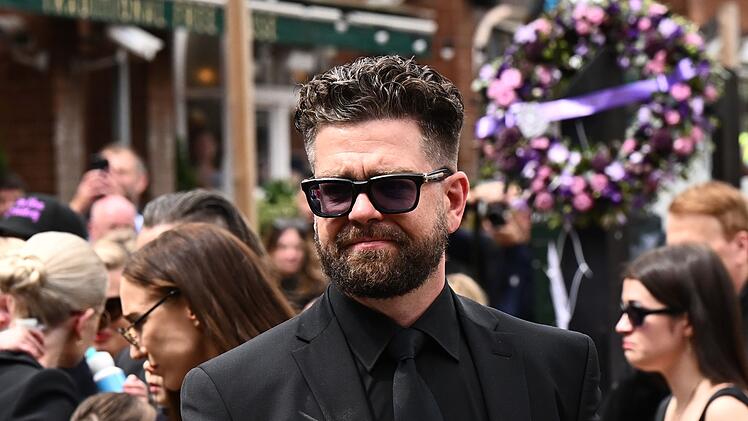 In einem YouTube-Video hat Jack Osbourne beschrieben, wie ihn die Nachricht vom Tod seines Vaters Ozzy erreichte.
