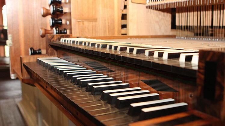 Drei Klaviaturen hat die Neustadter Orgel, eine ist bereits ausgebaut.