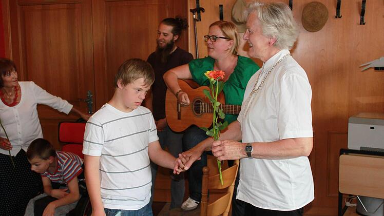 Die Lebenshilfe Ebern kam zusammen mit ihrer Leiterin, der Seniorenbeauftragten des Stadtrates, Isabell Kuhn, vorbei um zu gratulieren. "Wenn ihr uns braucht, ruft an, wir kommen immer gerne vorbei" bedankte sich Isabell Kuhn für die Einladung. Foto: Becht