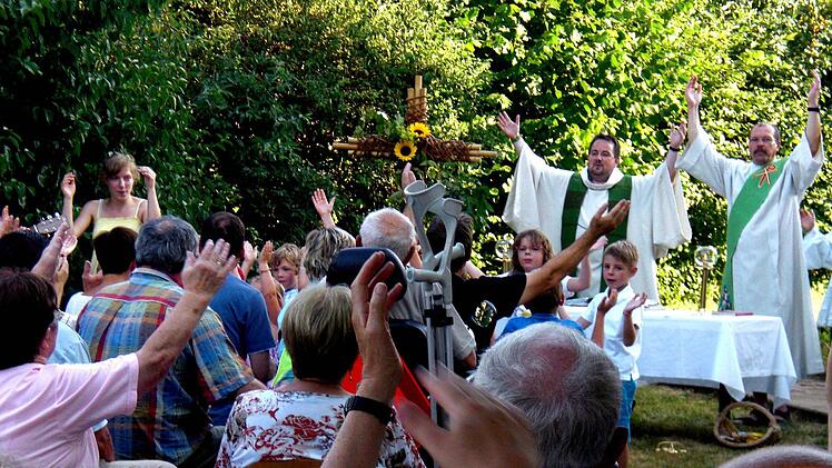 Pfarrer Michael Erhart und Diakon Bernhard Truck feierten mit den Gläubigen in Sand einen besonderen Gottesdienst. Für die alltäglichen Wege mit Fahrrad und Rollator wurde der Segen Gottes erbeten.