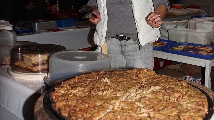 Pizzaservice vom MoMo-Club auf historischem Blech mit einem halben Meter Durchmesser.