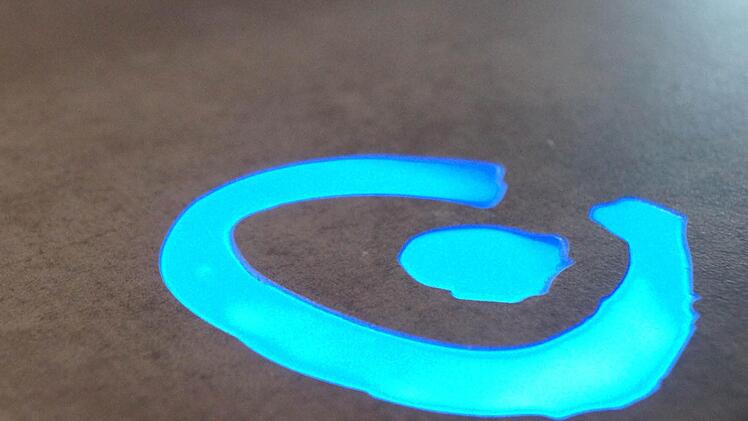 In der Tischplatte leuchtet das Logo der Lebenshilfe.  Foto: Arkadius Guzy