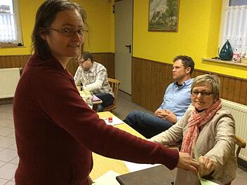 Wahllokal in Singenrain (von links): Anita Reyskens (Wählerin) mit den Wahlhelfern Petra Vogler und Andreas Wegner. Foto: Ralf Ruppert