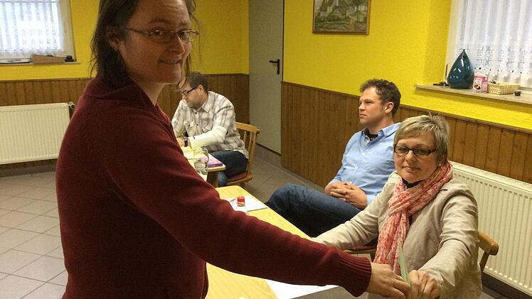 Wahllokal in Singenrain (von links): Anita Reyskens (Wählerin) mit den Wahlhelfern Petra Vogler und Andreas Wegner. Foto: Ralf Ruppert