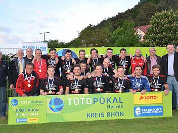 Siegreiche Teutonen: Unser Bild zeigt Totopokal-Sieger FC Reichenbach gemeinsam mit der unterfränkischen Funktionärs-Riege des Bayerischen Fußball-Verbandes um Kreisspielleiter Michael Ritter (hinten links) sowie Manfred Riedl (hinten, 2. von links) von Lotto Bayern. Foto: Jürgen Schmitt