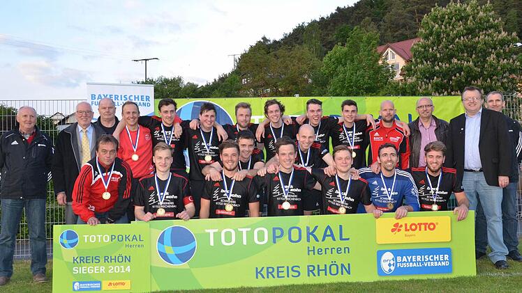 Siegreiche Teutonen: Unser Bild zeigt Totopokal-Sieger FC Reichenbach gemeinsam mit der unterfränkischen Funktionärs-Riege des Bayerischen Fußball-Verbandes um Kreisspielleiter Michael Ritter (hinten links) sowie Manfred Riedl (hinten, 2. von links) von Lotto Bayern. Foto: Jürgen Schmitt