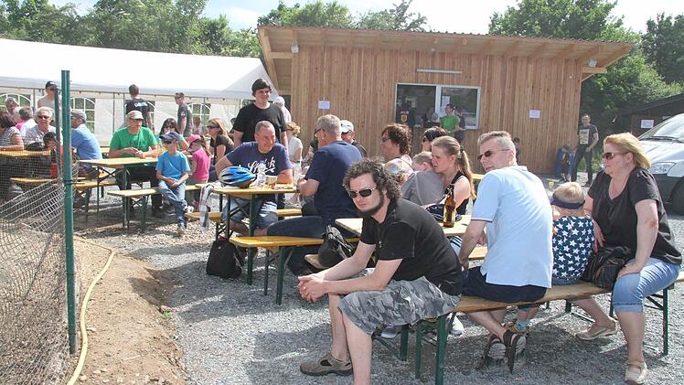 Viele Zaungäste nutzten die Gelegenheit, um live zuzusehen