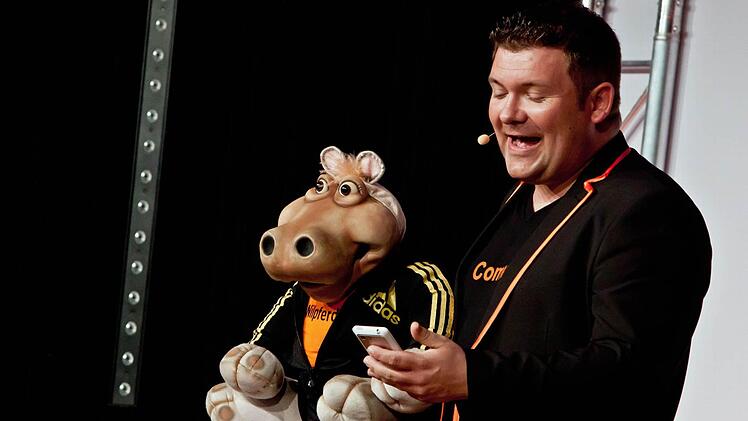 Sebastian Reich und Nilpferddame Amanda im Coburger KongresshausFoto: Jochen Berger