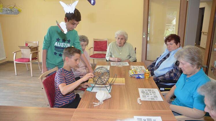 Ein neues Spiel ein neues Glück. Beim Bingo herrschte Spannung pur. Foto: Heike Schülein
