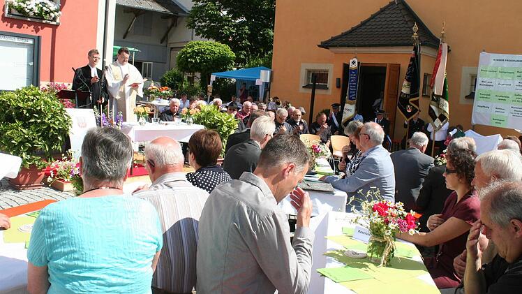 Pater Stefan Panzer (rechts) und Pfarrer Andreas Steinbauer beim Segen auf dem neu gestalteten Dorfplatz. Fotos: Evi Seeger