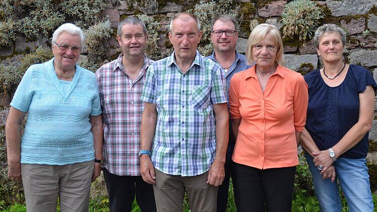 Alt und neu: Die beiden neu gewählten Vorsitzenden des Gartenbauvereins Burkardroth Jochen Gärtner (3. von rechts) und Günter Balling (2. von links) mit der bisherigen Vorstandschaft Klara Wehner (von rechts), Siegfried Hoechst, Anita May und Gerda Geist.  Fotos: Kupka-Hahn
