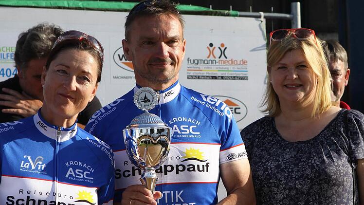 Der Vorsitzende des ASC Kronach Dieter Fiedler konnte sich über den neuen Gesamtrekord über die meist gefahrenen Kilometer freuen - rechts Karin Elsel vom Sponsoren Team. Foto: Michael Wunder