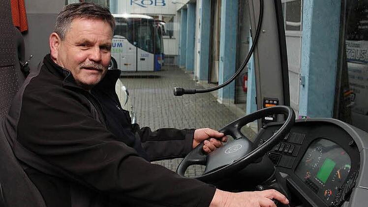 Das Cockpit eines modernen Reisebusse unterscheidet sich deutlich von denen der Busse aus der KOB-Gründerzeit. Heute verfügen die komfortablen Busse über bis zu 50 Sitzplätze. Im Bild mit Armin Kuchenbrod, einen der Stammfahrer des Unternehmens.  Foto: Karlheinz Franz