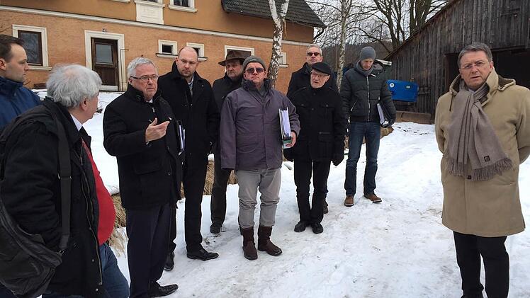 Der Bauausschuss des Stadtrats mit OB Henry Schramm (rechts) an der Spitze und viele Nachbarn trafen sich am Dienstag mit Bauträger Wolfgang Aßmann (Zweiter von links) beim Ortstermin in Weiher. Foto: Stephan Tiroch