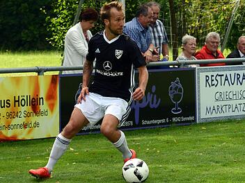 Andr&eacute; Zapf und seine Sonnefelder Mitspieler haben den ersten Sieg vor heimischer Kulisse fest im Visier. Foto: Dirk Meier/Archiv