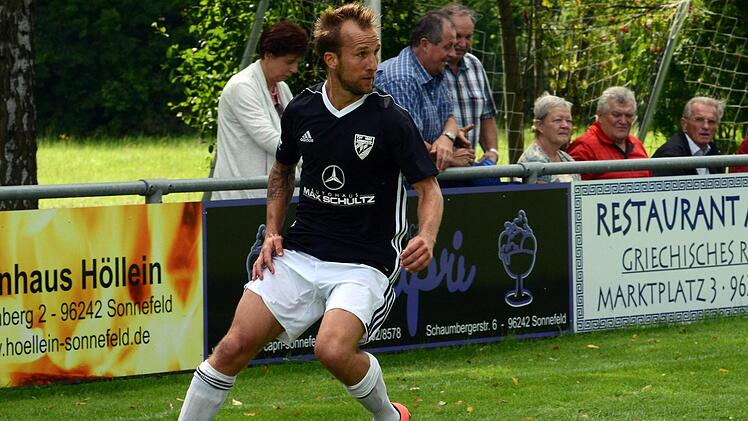 Andr&eacute; Zapf und seine Sonnefelder Mitspieler haben den ersten Sieg vor heimischer Kulisse fest im Visier. Foto: Dirk Meier/Archiv