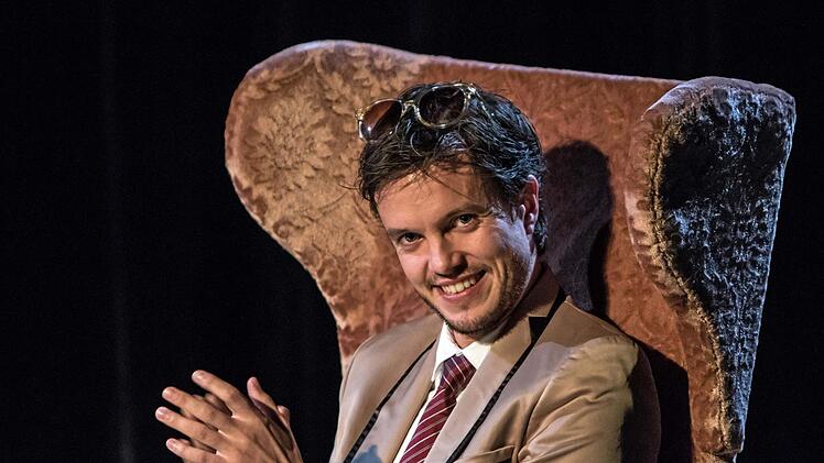 Freistaat Coburg" in der Reithalle:  Benjamin Hübern als Moderator.Foto: Jochen Berger