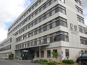 Das Landratsamt in der Güterstraße ist in die Jahre gekommen. Über seine Zukunft wurde im Kreisausschuss diskutiert. Foto: Andreas Schmitt