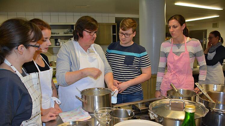 Schlemmen wie zu Großmutters Zeiten- Das ist ein weiteres Angebot, das generationsübergreifend  auch für Familien im Mehrgenerationenhaus St. Michael angeboten wird. Foto: Hanns Friedrich