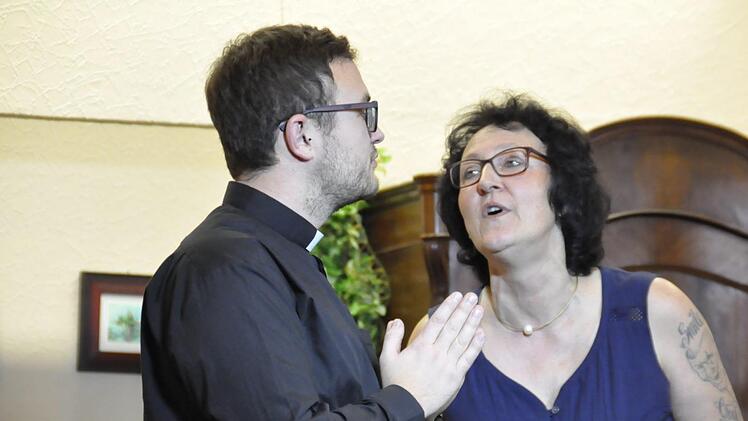 Der Pfarrer (Florian Baier) und Hedwig (Beatrix Kirchner).. Foto: Peter Klopof