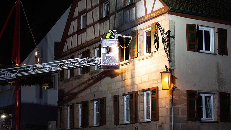 In einem Fachwerkhaus am Marktplatz von Cadolzburg ist am Sonntag ein Brand ausgebrochen. Foto: NEWS5 / Schmelzer