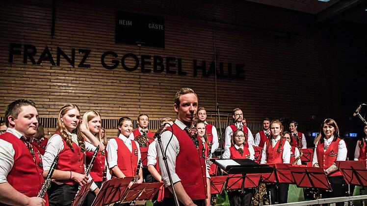 Impressionen vom Weihnachtskonzert mit dem Jugendorchester und dem Musikverein Stadt Rödental in der fast ausverkauften Franz-Goebel-Halle.Foto: Jochen Berger