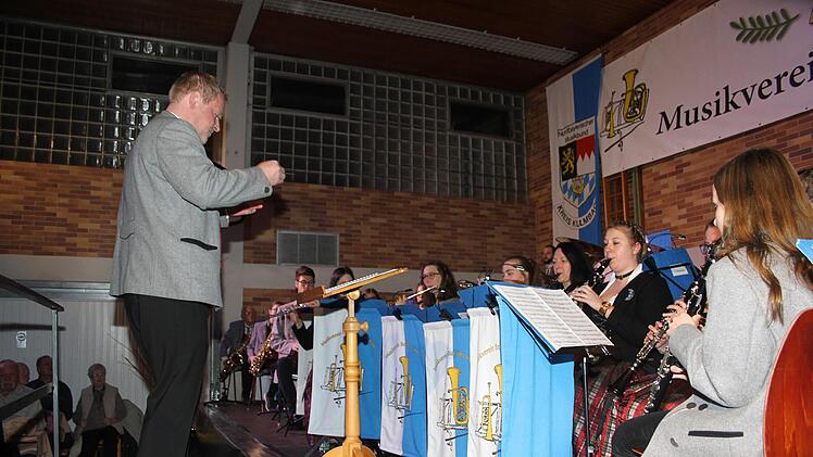 Die Musiker zeigten sich von ihrer besten Seite: Beim Jubiläumskonzert standen anspruchsvolle Weisen, aber auch klassische Blasmusik auf dem Programm. Foto: Sonny Adam