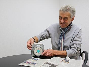 Josef Ludsteck zeigt eine Konstatieruhr, mit deren Hilfe um 1970  die Sieger ermittel wurden. Solche Dinge werden bei der Ausstellung anlässlich des 60-jährigen Jubiläums zu sehen sein. . Thomas Malz