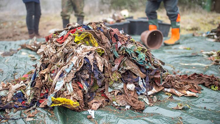 Auch Bergeweise Stoffreste finden sich im Wald. Foto: Marion Eckert
