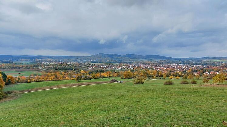 Dieser Blick ins Maintal ist typisch für den Oktober gewesen: Der Himmel war deutlich öfter von Wolken bedeckt als im Vormonat. Foto: Bettina Dirauf