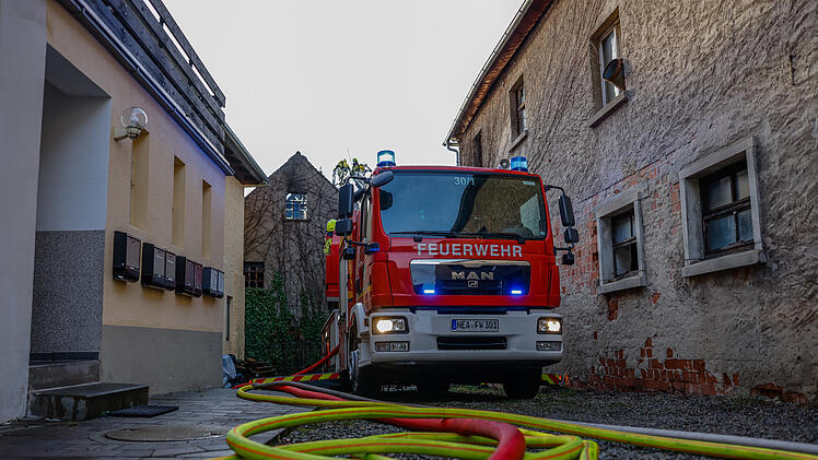 Scheune komplett ausgebrannt: Feuerwehr mit Drehleiter im Einsatz