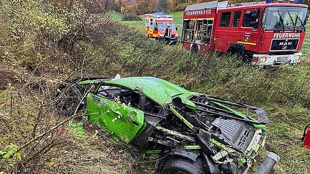 Zu schnell bei Regen: Luxus-Lambo landet im Graben - Fahrer (63) schwer verletzt