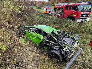 Zu schnell bei Regen: Luxus-Lambo landet im Graben - Fahrer (63) schwer verletzt