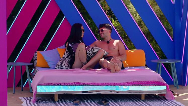 Elena und Leonidas flirten heftig.