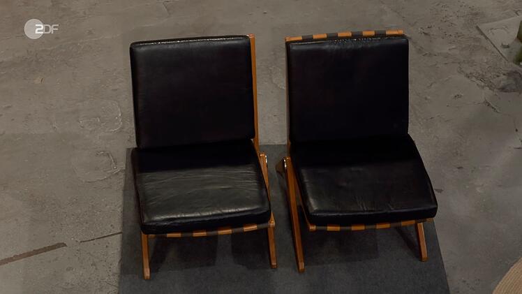 Sven Deutschmanek datiert zwei Scissor Chairs im Entwurf vom Schweizer M&ouml;beldesigner Pierre Jeanneret auf 1946.