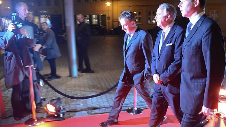 Neumann schreitet über den roten Teppich