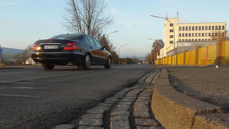 Wellig und brüchig sind weite Teile der Austraße. Deshalb wird der Landkreis ein  615 Meter langes Teilstück sanieren - entweder im nächsten Jahr oder erst 2014. Foto: Berthold Köhler