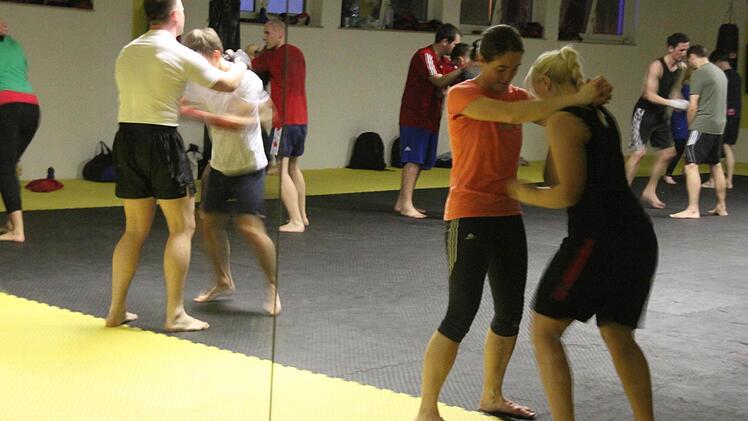 Auch Frauen machen beim Training mit.