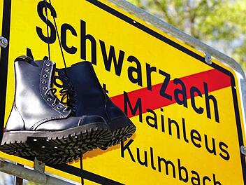 Die Stiefel können die Mitglieder der NPD an den Nagel hängen - zumindest in Schwarzach.  Foto: dpa