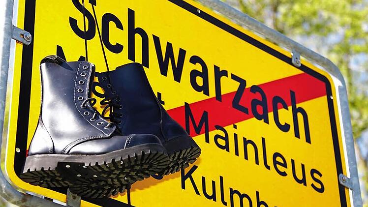 Die Stiefel können die Mitglieder der NPD an den Nagel hängen - zumindest in Schwarzach.  Foto: dpa