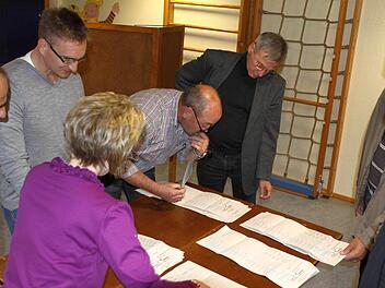 Gemeinsam geht es schneller und genauer, das Auszählen der einzelnen Stimmzettel, bei denen genau unterschieden werden muss, ob Erst- und Zweitstimme einer Partei gegeben wurden, was in Wernarz 52 Mal der Fall war, oder ob unterschieden wurde zwischen Partei und Direktmandat. Fotos: Thomas Dill