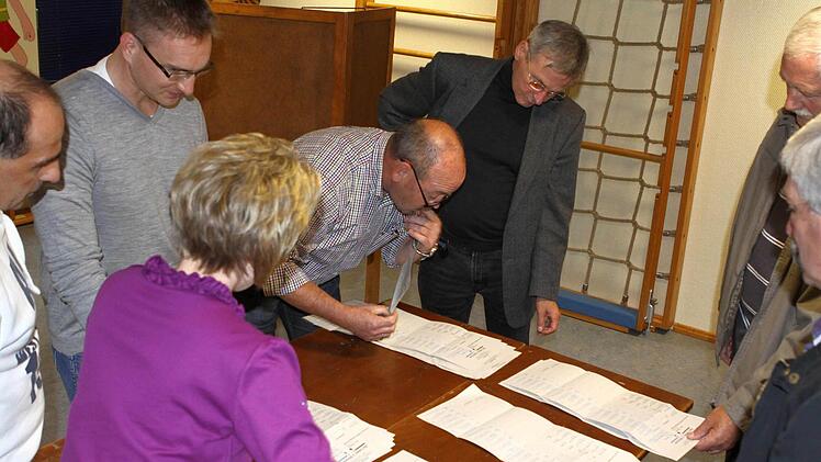 Gemeinsam geht es schneller und genauer, das Auszählen der einzelnen Stimmzettel, bei denen genau unterschieden werden muss, ob Erst- und Zweitstimme einer Partei gegeben wurden, was in Wernarz 52 Mal der Fall war, oder ob unterschieden wurde zwischen Partei und Direktmandat. Fotos: Thomas Dill