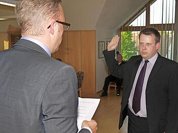 Der Stein des Anstoßes: Weil sich die Mehrheit für Michael Hofmann (CSU) als Dritten Bürgermeister - hier bei der Vereidigung mit Bürgermeister Markus Mönch - aussprach, waren die sechs Mitglieder der SPD-Fraktion reichlich angefressen. Foto: Berthold Köhler