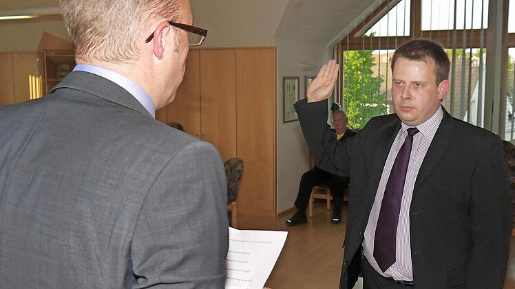 Der Stein des Anstoßes: Weil sich die Mehrheit für Michael Hofmann (CSU) als Dritten Bürgermeister - hier bei der Vereidigung mit Bürgermeister Markus Mönch - aussprach, waren die sechs Mitglieder der SPD-Fraktion reichlich angefressen. Foto: Berthold Köhler