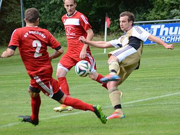 Nicolas Daum (rechts) brachte die Gäste aus Zeckern in dieser Szene mit 1:0 in Führung, die Poxdorfer Marius Serban-Ludwig (links) und Markus Hirt kamen zu spät. Foto: herzopress