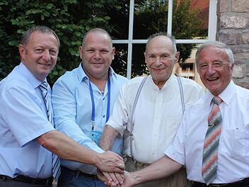 Eine der letzten Aufnahmen von Joske Ereli (2. von rechts) in Deutschland: Bei einem Besuch in Hammelburg wurde die Partnerschaft aufgefrischt. Mit auf dem Bild sind (von links) die Landräte Thomas Bold (Bad Kissingen) und Dov Litvinoff (Tamar) sowie der Bad Kissinger Altlandrat Herbert Neder. Foto: Edgar Bartl/Archiv